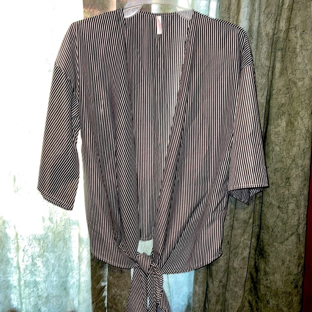 Cropped style, open cardi.